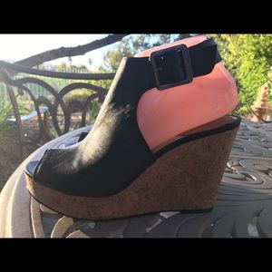 Vince Camuto Tundra Black platform wedge sz 7.5M